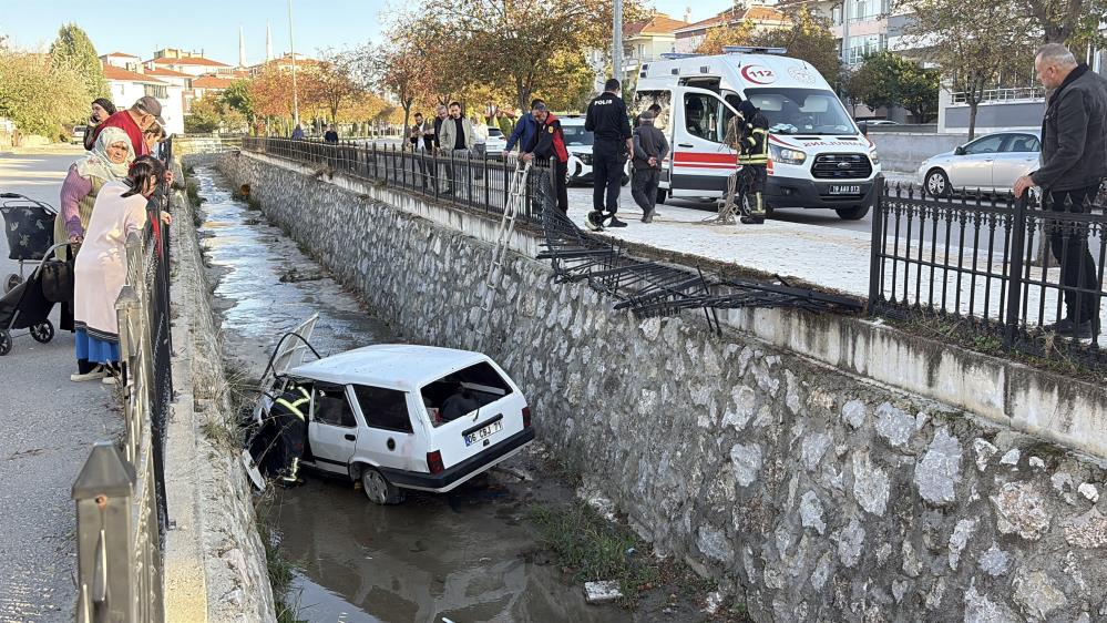 Otomobil dereye uçtu: 1 yaralı Çorum’da park halindeki