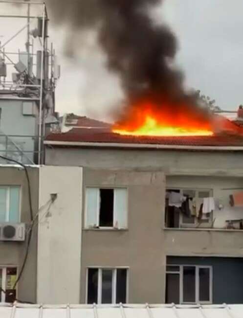 İki katlı binanın çatısı alevlere teslim oldu Küçükçekmece’de, iki katlı binanın