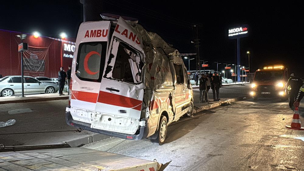 Ambulans ile otomobil çarpıştı: 6 yaralı Çorum'da otomobil ile ambulansın