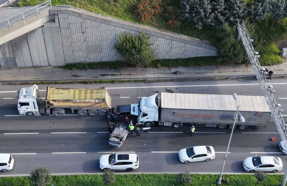 3 araç birbirine girdi: 2 yaralı İstanbul Bağcılar TEM