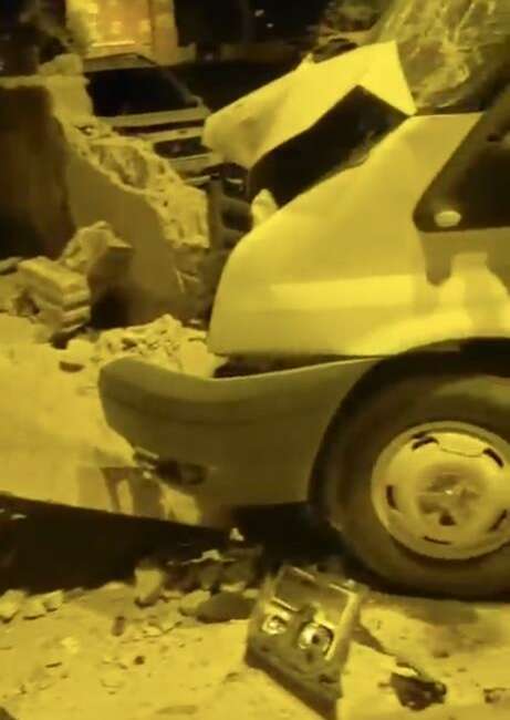 Pikap bahçe duvarına çarptı: 6 yaralı Muş’ta bir pikabın evin
