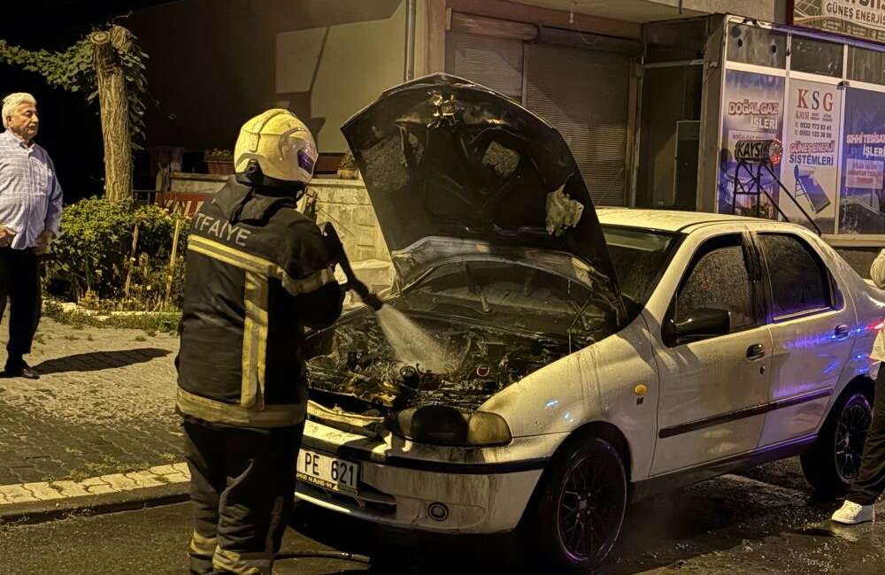 Alev alan otomobil, itfaiye ekipleri tarafından söndürüldü Kayseri’nin Melikgazi ilçesinde bir