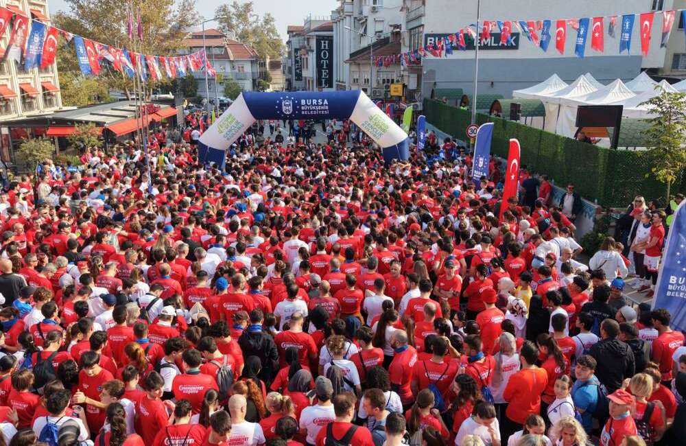 Cumhuriyet Koşusu’nda binlerce Bursalı ile omuz omuza koştu Bursa Büyükşehir Belediye Başkan
