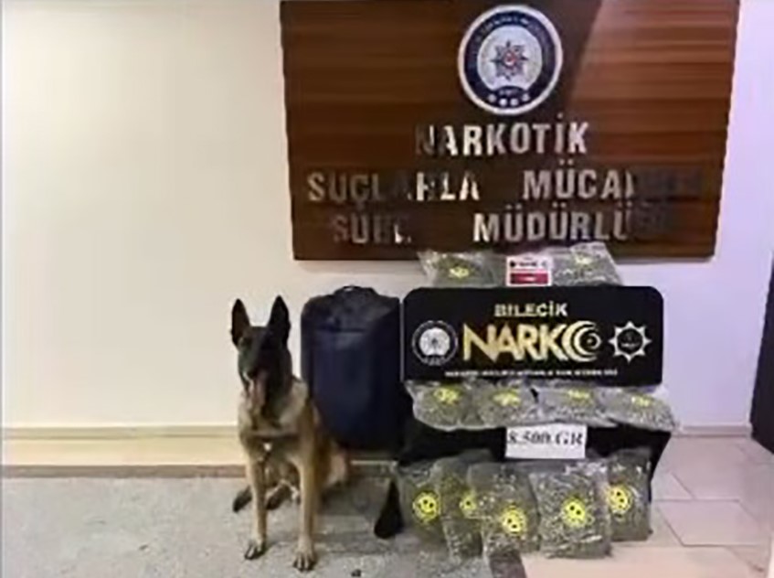 Valizden 8,5 kilo uyuşturucu çıktı Bilecik'te bir otomobilin bagajındaki