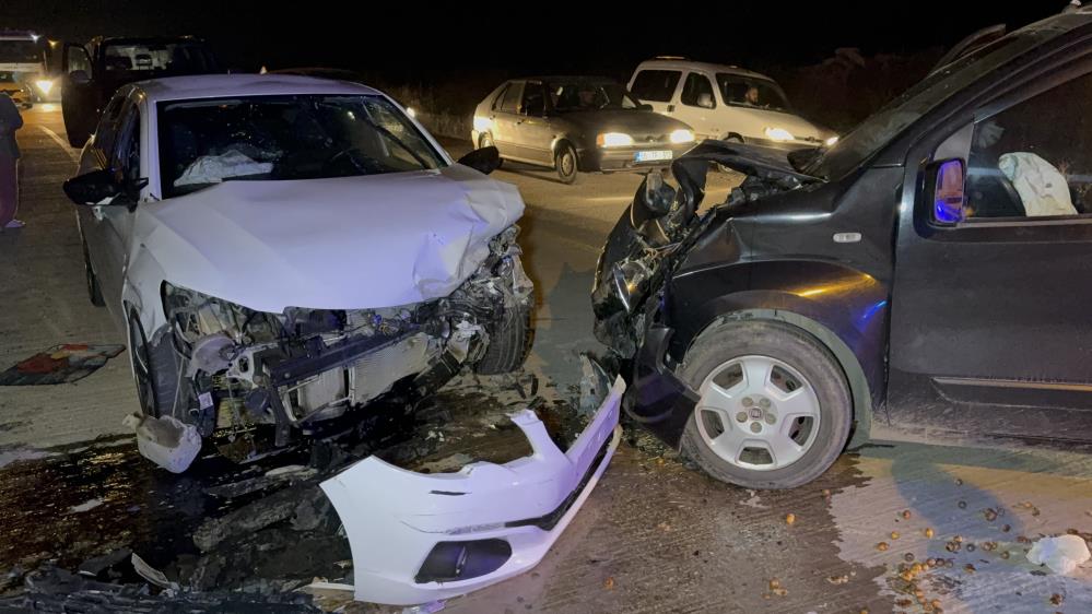 Otomobil ile hafif ticari araç kafa kafaya çarpıştı Samsun'un İlkadım ilçesinde otomobil