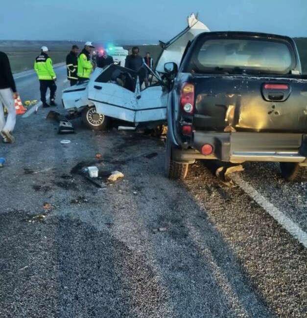 Otomobil ile pikap çarpıştı: 1 ölü, 2 yaralı Çankırı'nın Kızılırmak ilçesinde otomobil