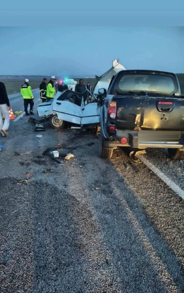Otomobil ile pikap çarpıştı: 1 ölü, 2 yaralı