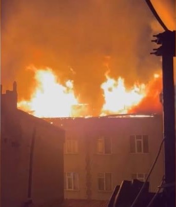 5 katlı binanın çatısı alev alev yandı İstanbul Esenler’de 5 katlı
