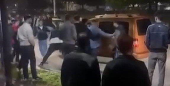 Bursa'da parkta gençler