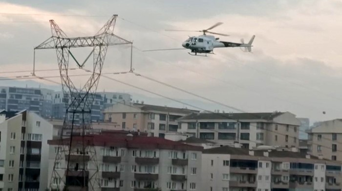 Bursa’da alışılmışın dışında görüntü; Helikopterli bakım… Bursa’da elektrik iletim hatlarının