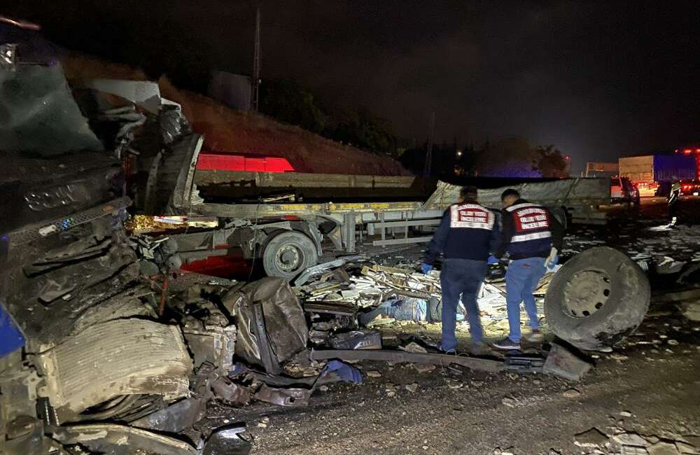 3 tır çarpıştı, ortalık adeta savaş alanına döndü Elazığ’da 3 tırın çarpışması