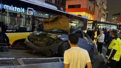 İstanbul Küçükçekmece'de otomobilin minibüse arkadan