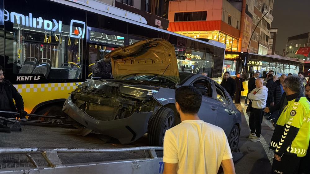 İstanbul Küçükçekmece'de otomobilin minibüse