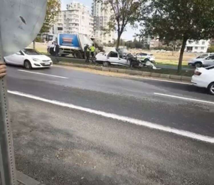 Otomobil ağaca ok gibi saplandı: 3 yaralı Şanlıurfa’nın Siverek ilçesinde kontrolden