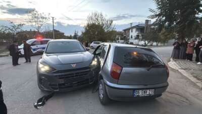 Bolu’da sokak arasında ciple otomobilin