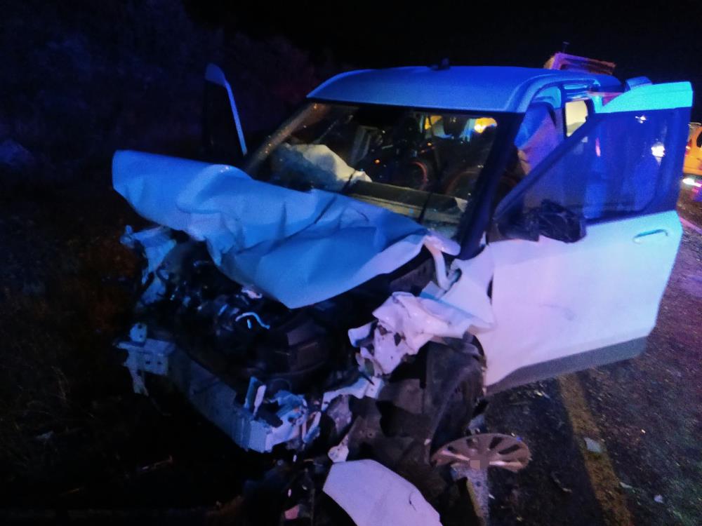 Otomobil ile ticari araç çarpıştı: 1 ölü, 3 yaralı