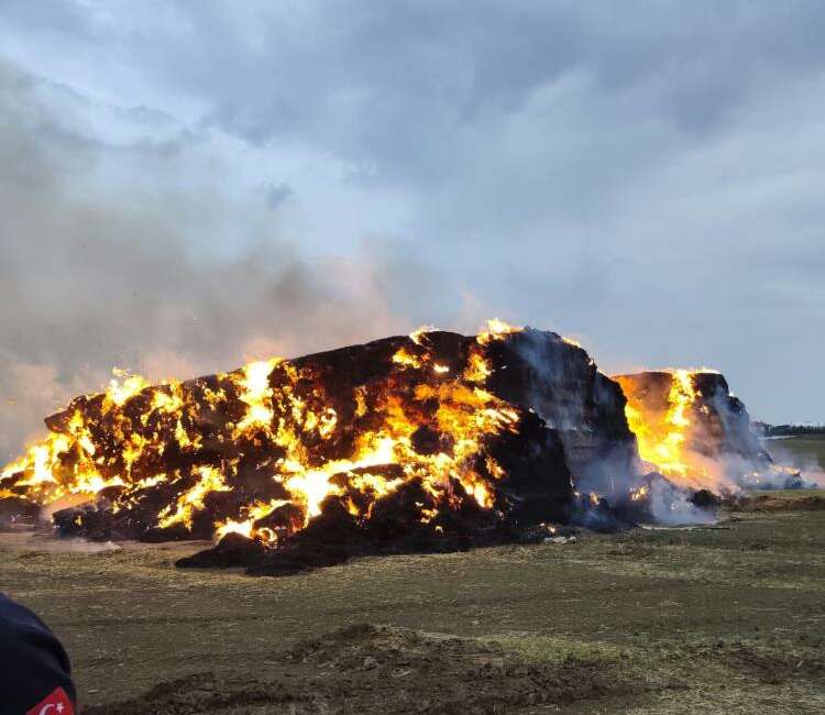 Yıldırım düştü, 500 ton saman balyası alev alev yandı Yozgat'ın Sarımbey köyünde
