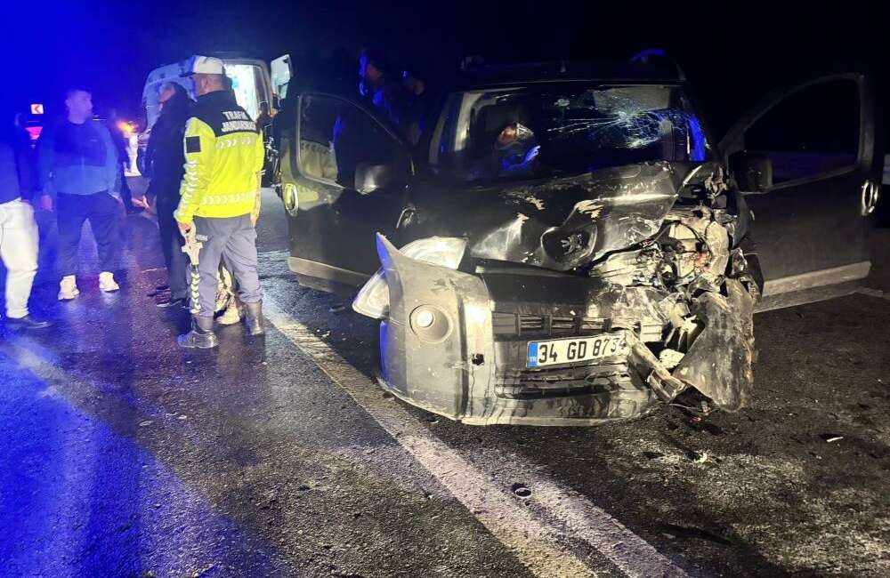 İki araç kafa kafaya çarpıştı: 5 yaralı Düzce’nin Akçakoca ilçesinde iki