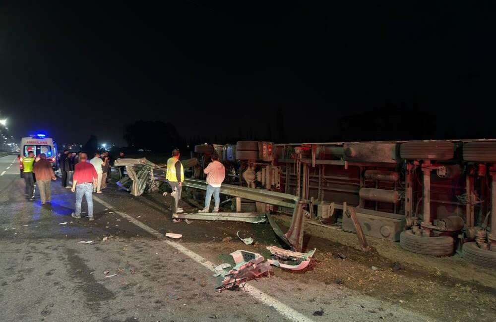 Çimento yüklü tır devrildi: 1 yaralı Iğdır’da Doğubayazıt-Iğdır karayolunda çimento
