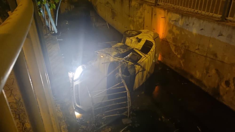 Otomobil kanala uçtu: 2 yaralı Kayseri’nin Melikgazi ilçesinde kontrolden