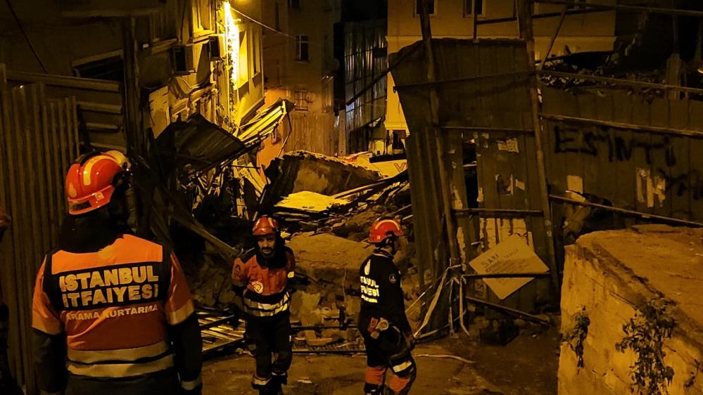 Beyoğlu'nda gece saatlerinde çöken