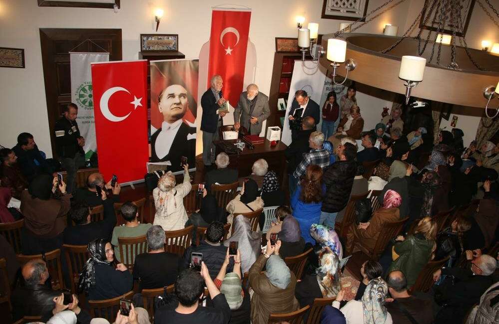 Bursa’da edebiyatseverlerin yoğun ilgi gösterdiği söyleşi! Osmangazi Belediyesi ve Türkiye