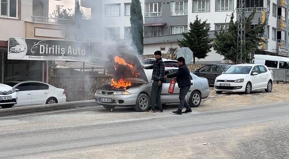 Seyir halindeki otomobil alev aldı Adıyaman’ın Besni ilçesinde seyir