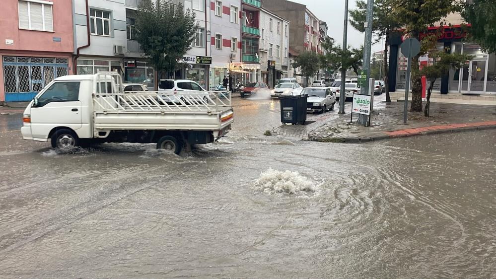 Sağanak yağış yolları göle çevirdi Karaman'da aniden bastıran ve
