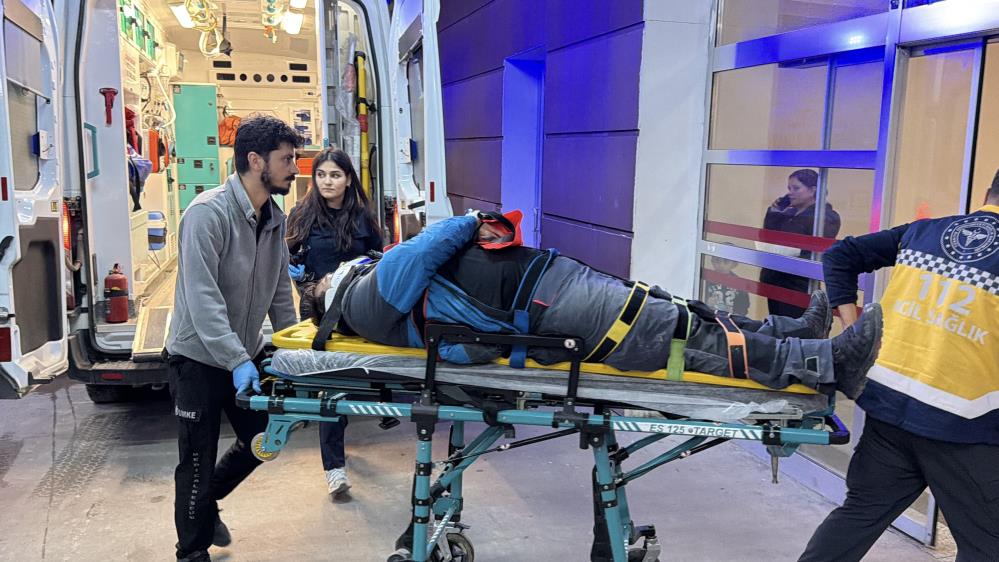 Kayganlaşan yolda devrilen motosikletin sürücüsü yaralandı Adıyaman’da, yağıştan dolayı kayganlaşan