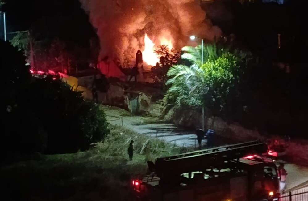 Yangında ev kül oldu, 4 kişilik aile zor kurtuldu Aydın'ın Nazilli ilçesinde