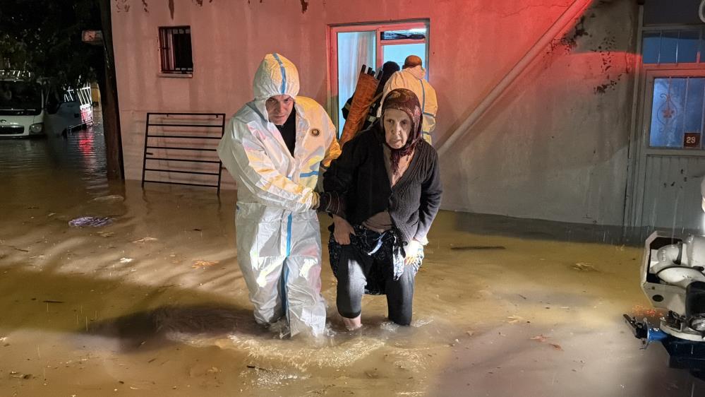 2 yaşlı kadının imdadına itfaiye koştu Adıyaman’da etkili olan şiddetli