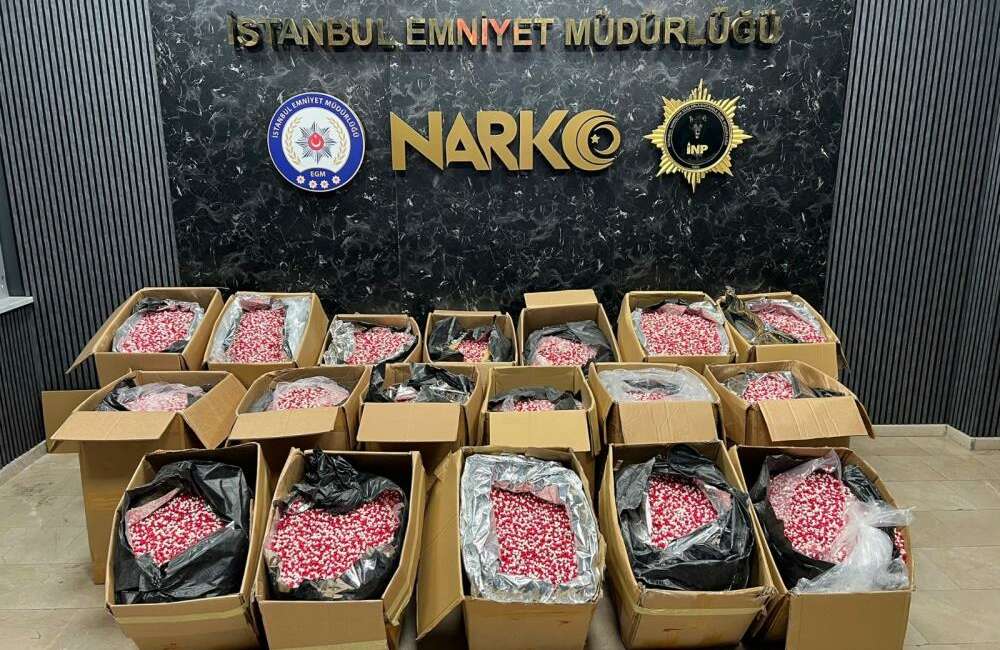 Sultanbeyli'de narkotik ekiplerinin bir