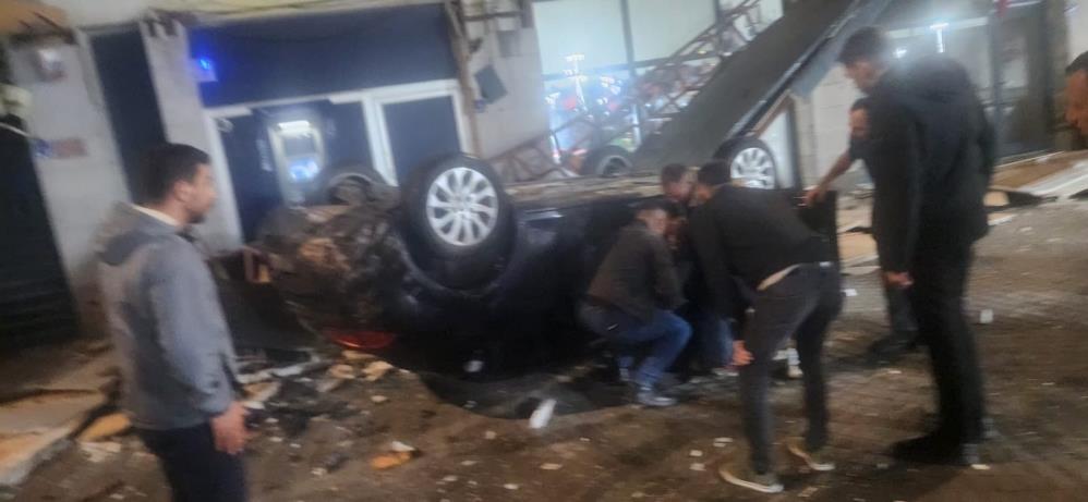 Otomobil 50 metre yükseklikteki kayalıktan dükkanların üzerine uçtu Kayseri’nin İncesu ilçesinde kontrolden
