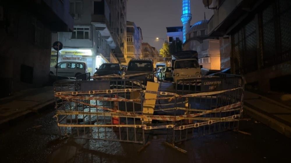 Sağanak sonrası yolda çökme meydana geldi İstanbul’un Gaziosmanpaşa’da sağanak sonrası