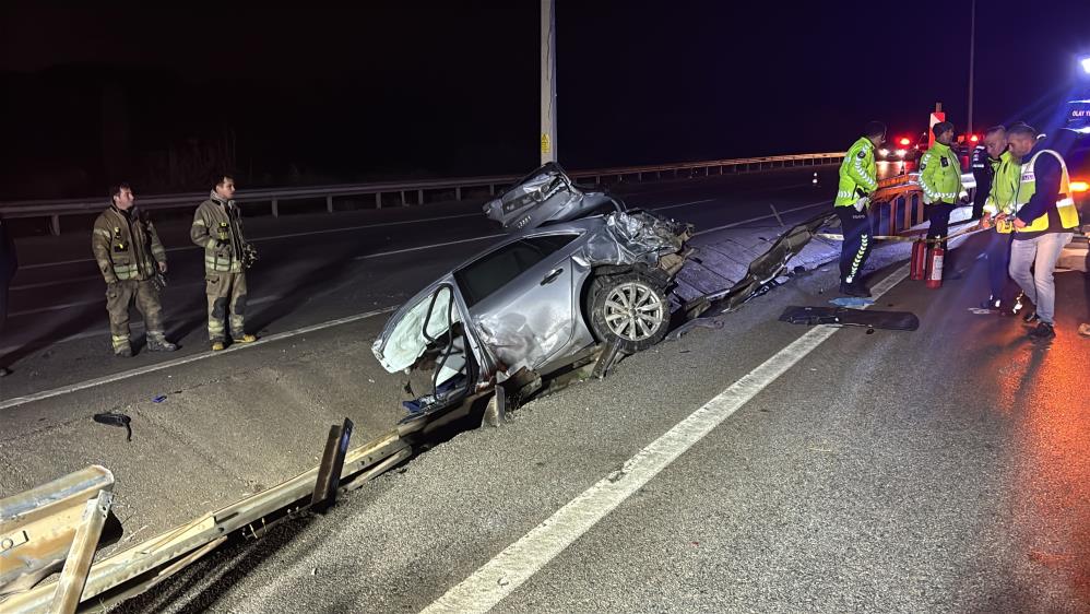 Korkunç kaza; Otomobil paramparça oldu, 2 kişi hayatını kaybetti Çanakkale'de meydana gelen trafik