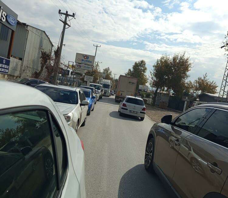 Bursa’da Alaaddinbey Mahallesi’nde araç yoğunluğu sıkıntısı! Bursa'nın merkez Nilüfer ilçesine