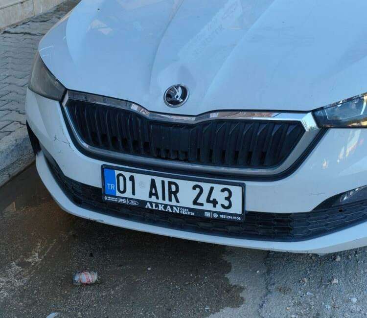 Öğretmenin otomobiline molotoflu saldırı girişimi Adana’da bir öğretmenin okulunun