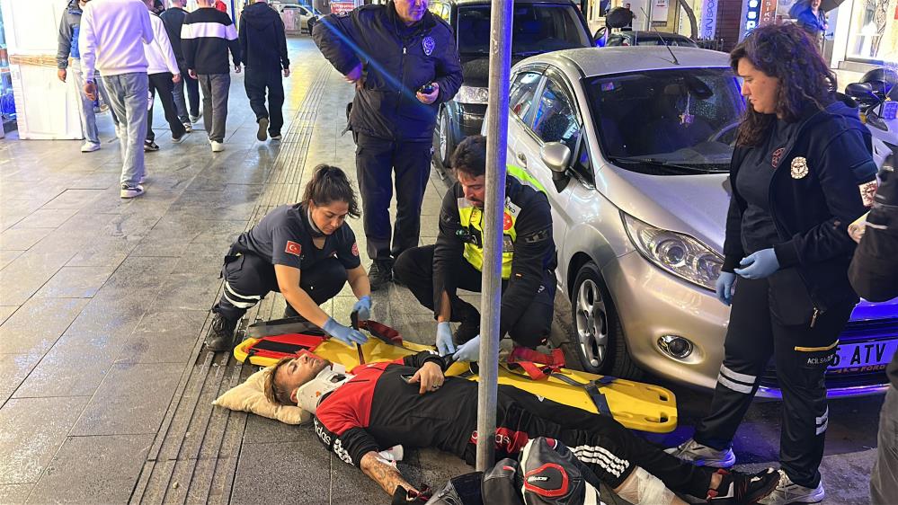 İki otomobilin arasından geçerken kaza yapan motosiklet sürücüsü yaralandı Samsun’un İlkadım ilçesinde iki