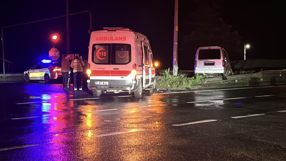 Ambulans ile hafif ticari araç çarpıştı: 5 hafif yaralı Rize'nin Pazar ilçesinde ambulans