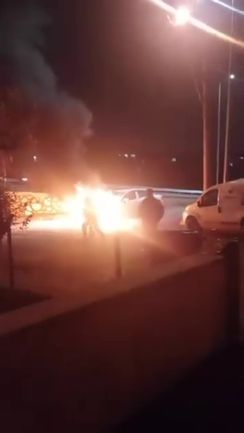 Otomobil alevlere teslim oldu Kocaeli'nin Körfez ilçesinde alevlere