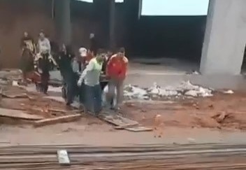 Bursa’da inşaatta iş kazası; Yüksekten düşen işçi hastaneye kaldırıldı Bursa'nın Kestel ilçesindeki sanayi