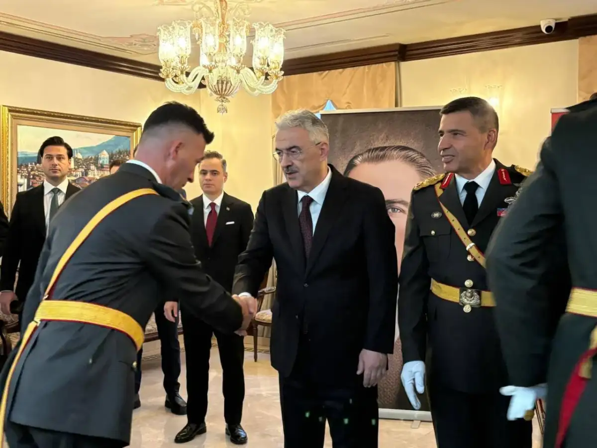 Bursa’da 29 Ekim coşkusu: Vali Ayyıldız tebrikleri kabul etti