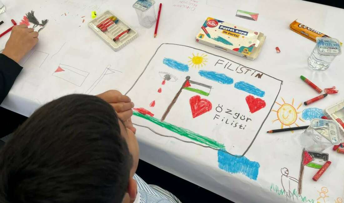Bursa’da Minik eller Gazze için çizdi Bursa’da düzenlenen “Filistinli Çocuklar