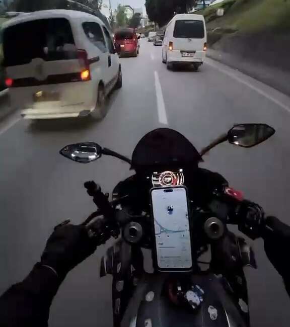 Bursa’da motosiklet kazası kamerada! Kaçış manevrası çarpışmayla bitti Bursa’nın Osmangazi ilçesinde, aniden