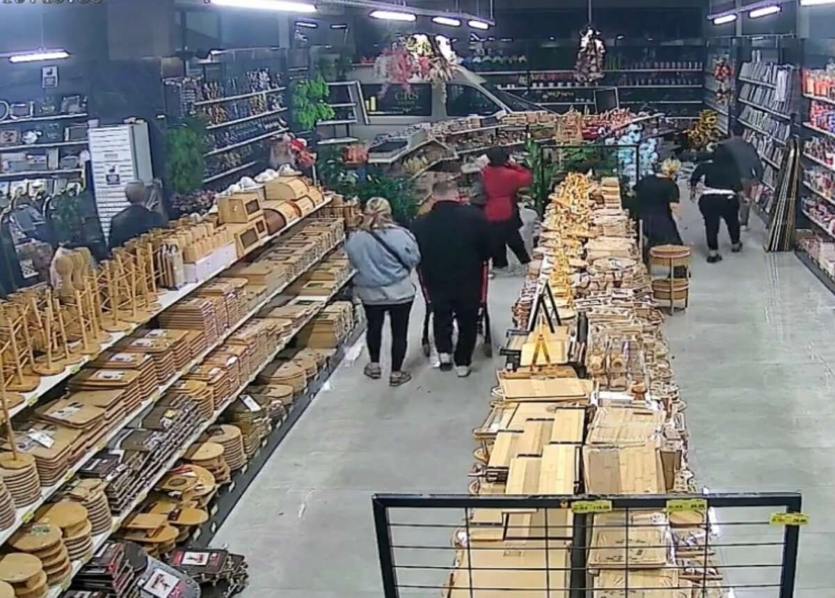 Bursa’da servis aracı züccaciye mağazasına daldı! Müşteriler panik yaşadı