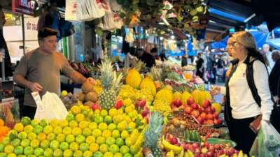 Bursa’da meyve alışverişi yapan vatandaşlar,