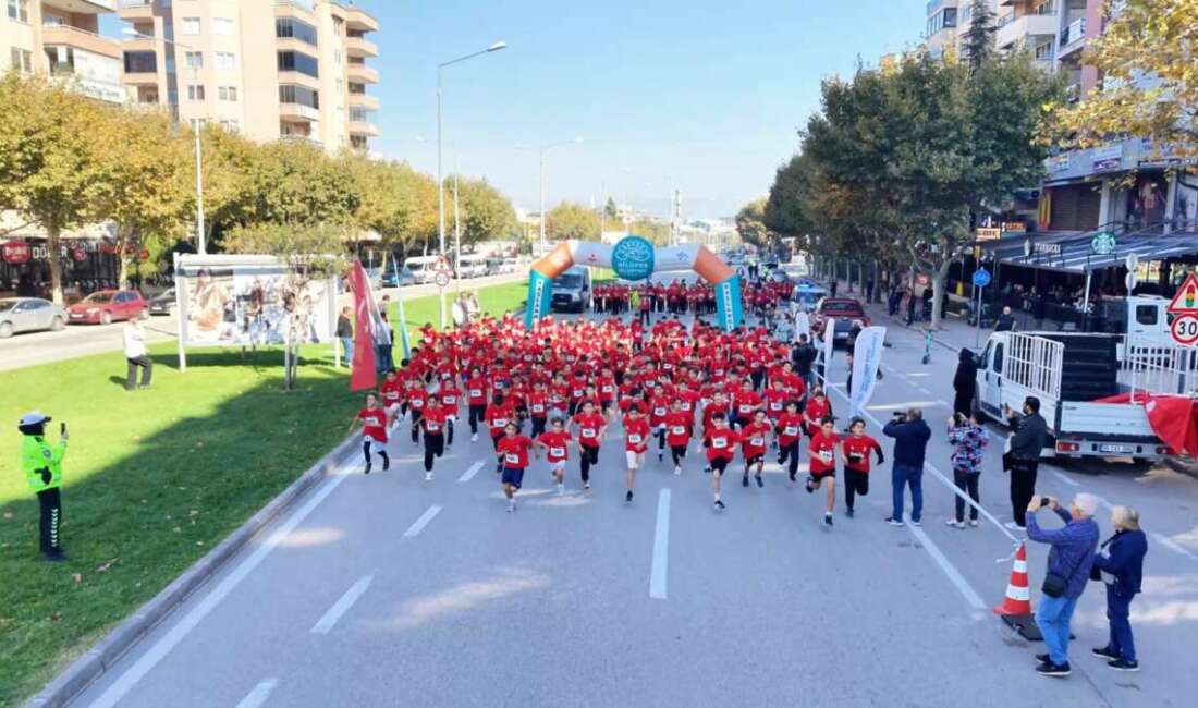 Cumhuriyet coşkusu caddelere taştı; Koşuya bin 749 öğrenci katıldı Nilüfer Belediyesi’nin Cumhuriyet’in 103’üncü