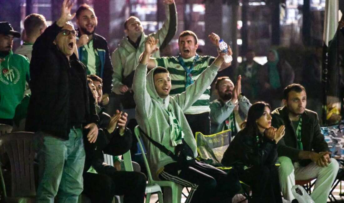 Osmangazi Meydanı’nda Bursaspor coşkusu; Gollerden sonra coştular Osmangazi Belediyesi, Bursaspor ile