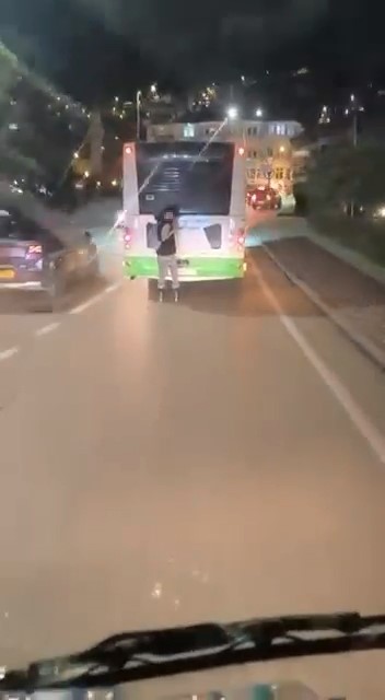 Otobüsün arkasına tutunup patenle ilerledi, tehlikeli yolculuk kamerada Bursa’da patenli bir gencin