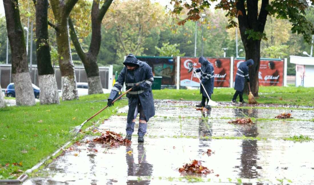 Osmangazi’de park ve yeşil alanlar temizleniyor Osmangazi Belediyesi, sonbaharın gelişiyle